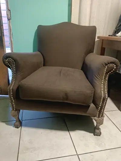 Sillón vintage de tela marrón con patas talladas - miniatura 3