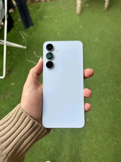 Samsung S25 FE 256GB prácticamente nuevo. - miniatura 1