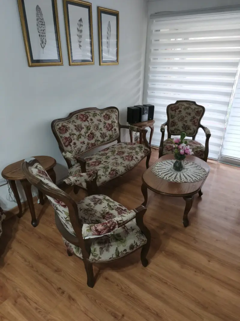 Juego de muebles vintage con tapiz floral - 1