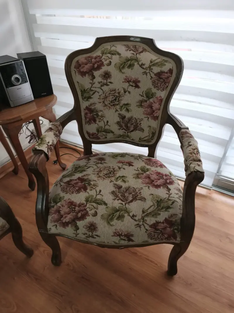 Juego de muebles vintage con tapiz floral - 3