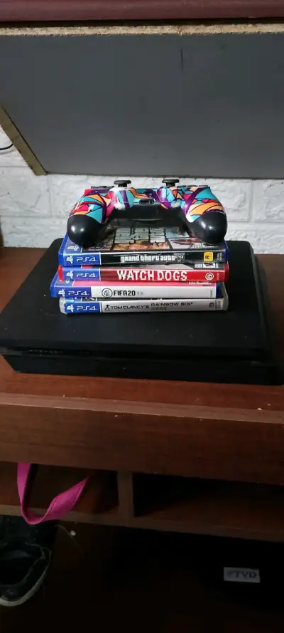Consola PS4 con juegos y control personalizado - miniatura 1