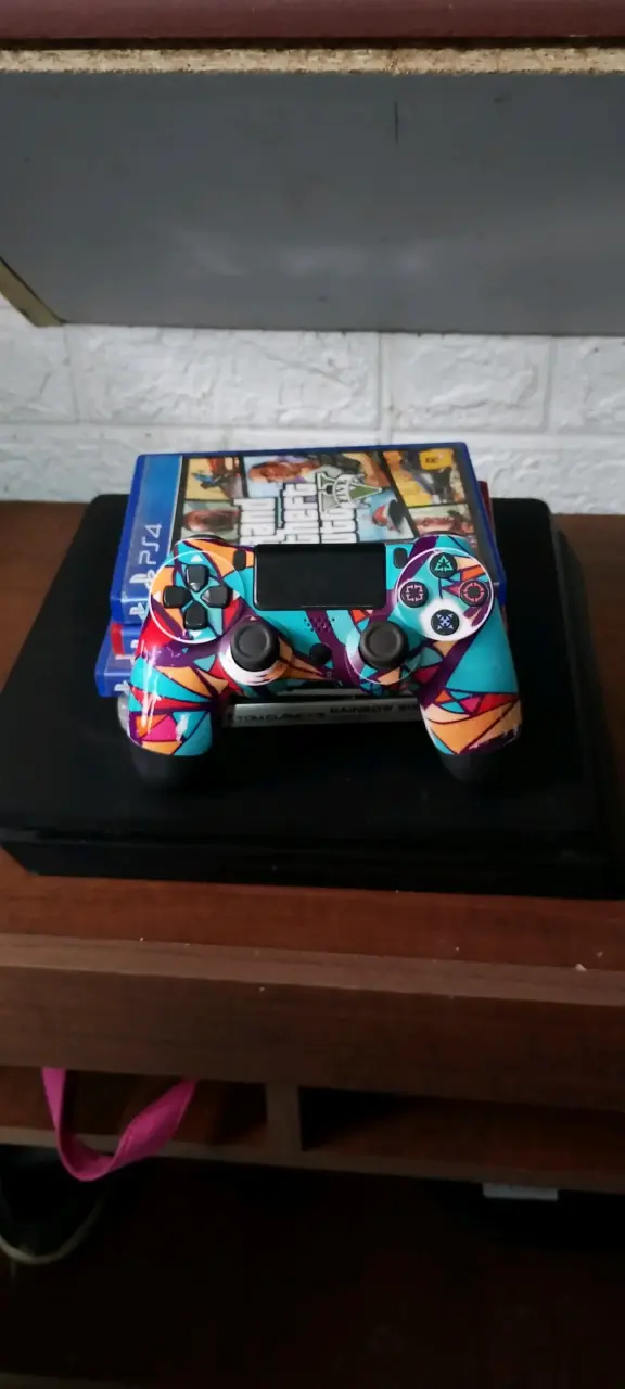 Consola PS4 con juegos y control personalizado - 2