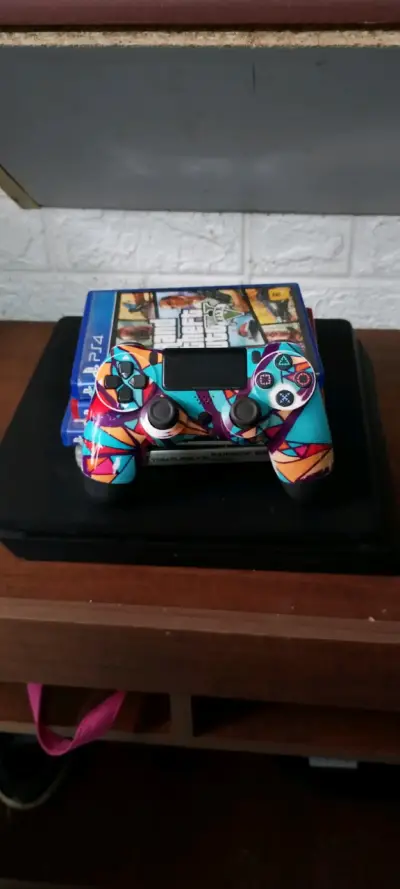 Consola PS4 con juegos y control personalizado - miniatura 2