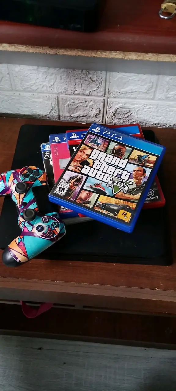 Consola PS4 con juegos y control personalizado - 3
