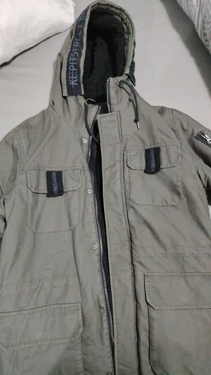 Parka verde con capucha y forro térmico - 1