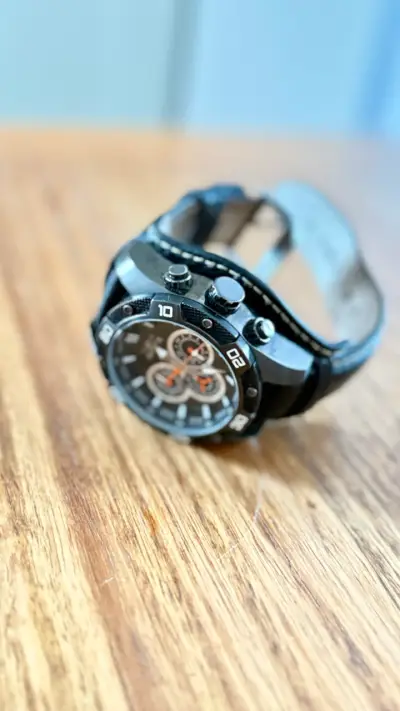 Reloj deportivo negro con cronógrafo - miniatura 1