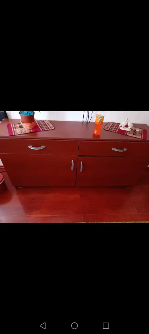 Aparador de madera con cajones y puertas - 1