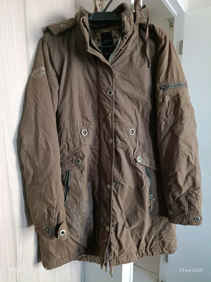 Parka marrón con capucha y bordado