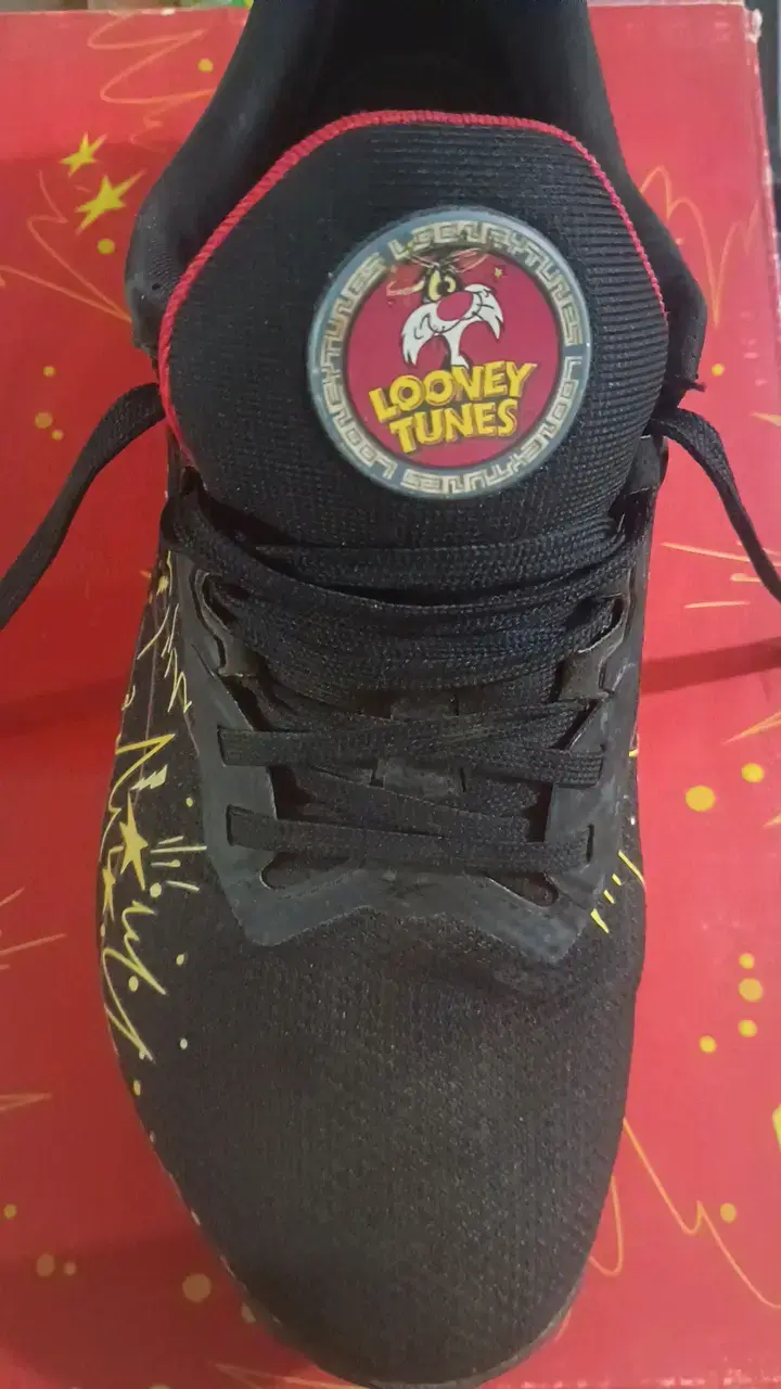 Zapatillas Looney Tunes negras con diseño