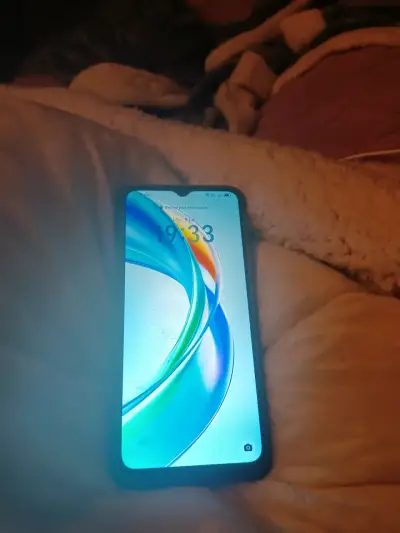 Smartphone con pantalla grande y funda - miniatura 1