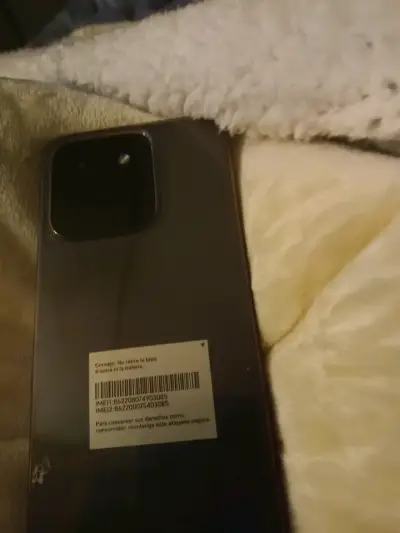 Smartphone con pantalla grande y funda - miniatura 2