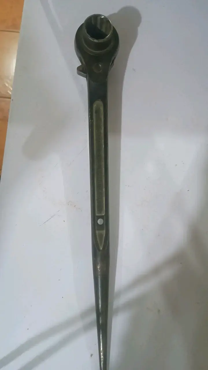 Llave de trinquete metálica resistente