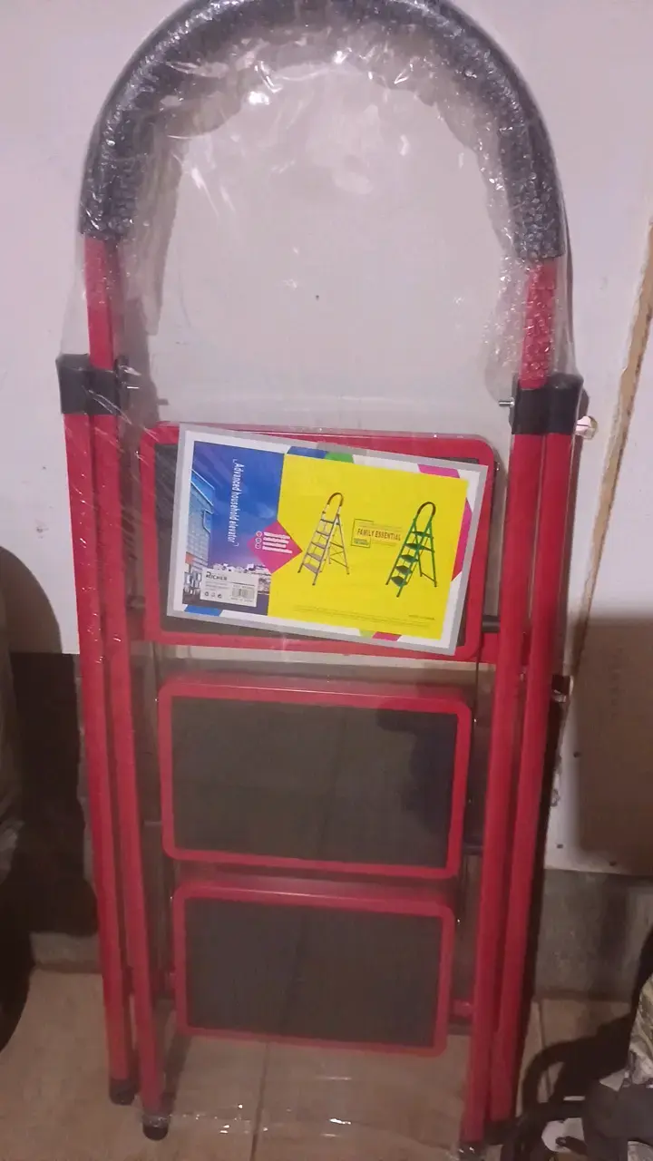 Escalera plegable de aluminio roja