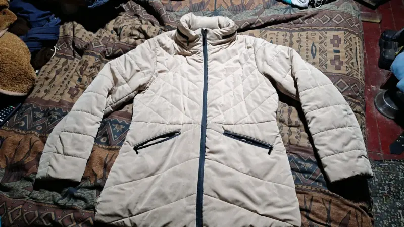 Chaqueta acolchada beige con cierre