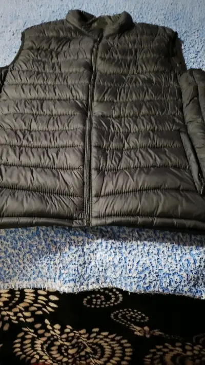 Chaleco acolchado negro sin mangas - miniatura 1