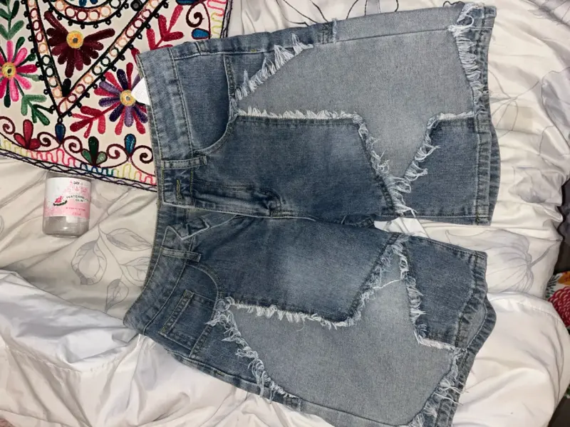 Shorts de mezclilla con diseño desgastado - 1