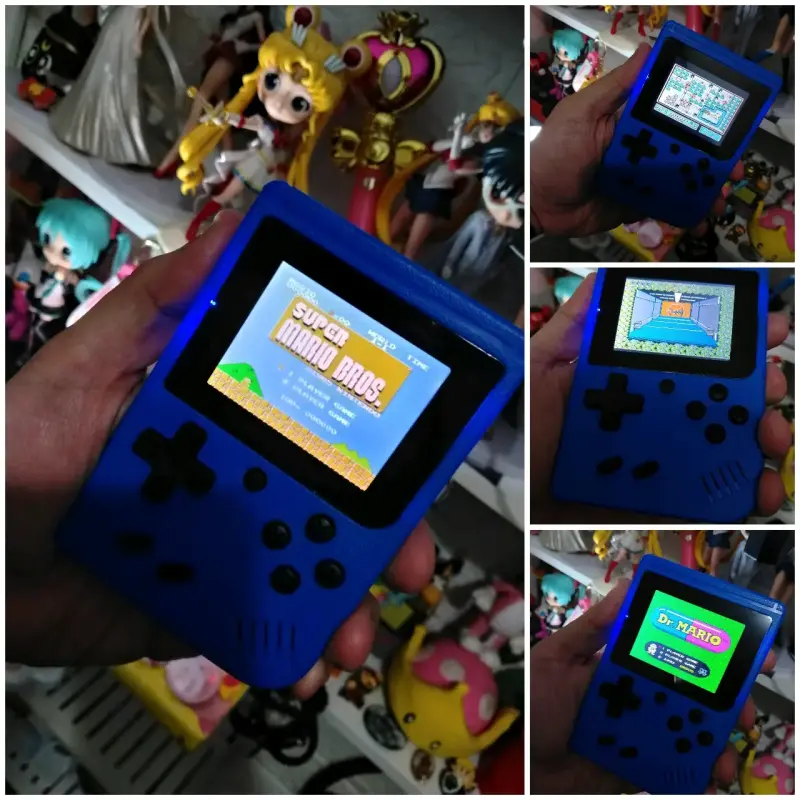 Consola portátil retro azul con juegos clásicos
