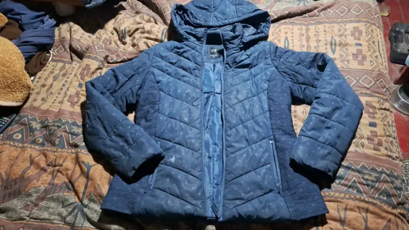 Chaqueta acolchada azul con capucha FSP