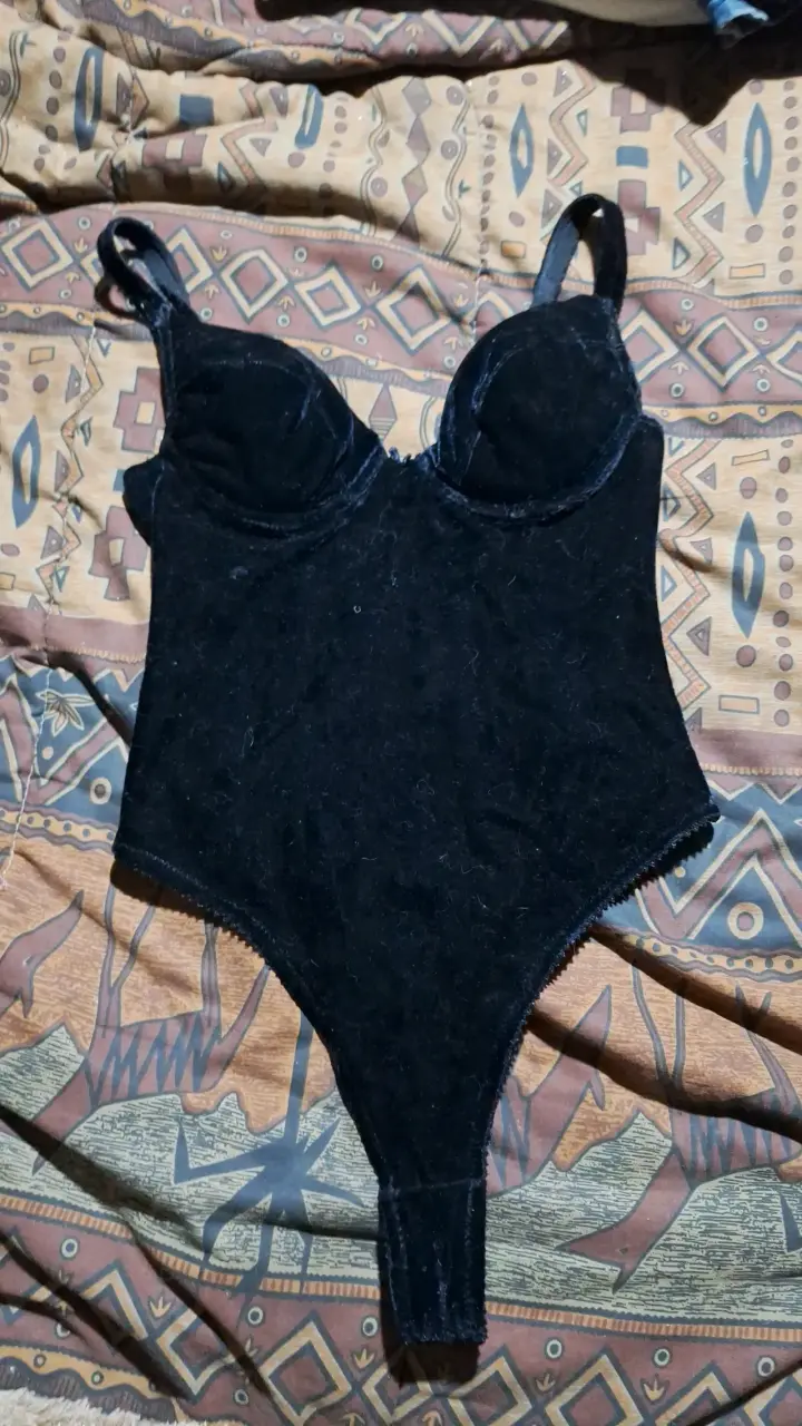Body negro de terciopelo elegante - 1