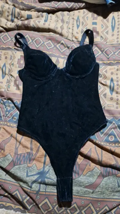 Body negro de terciopelo elegante - miniatura 1