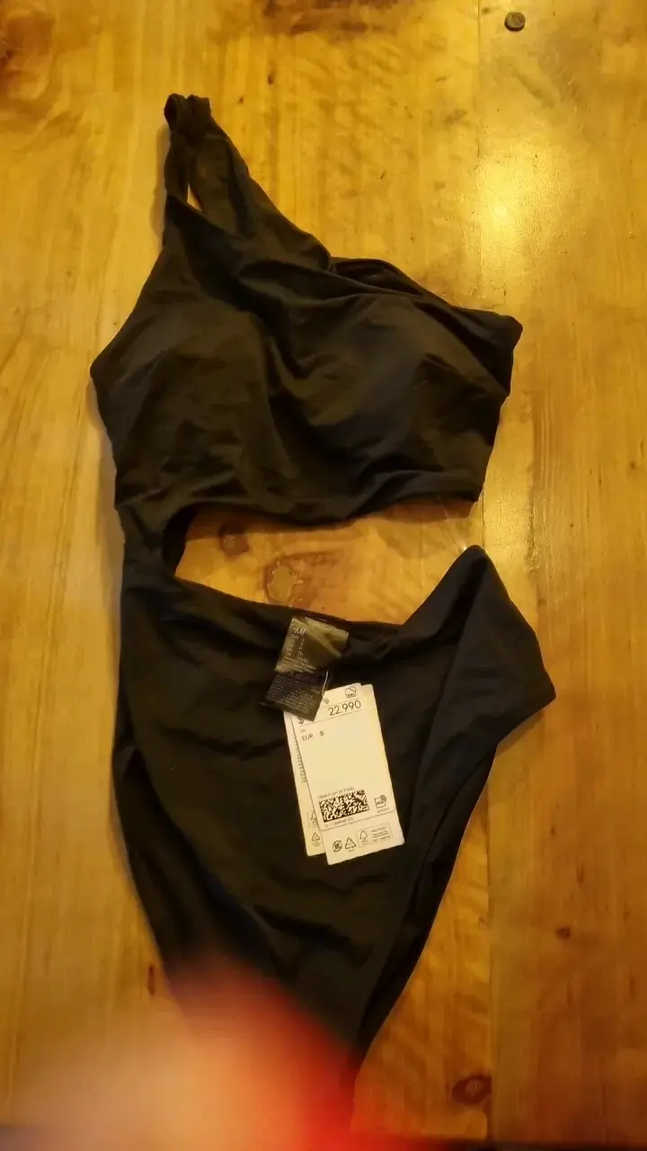 Traje de baño negro con corte asimétrico