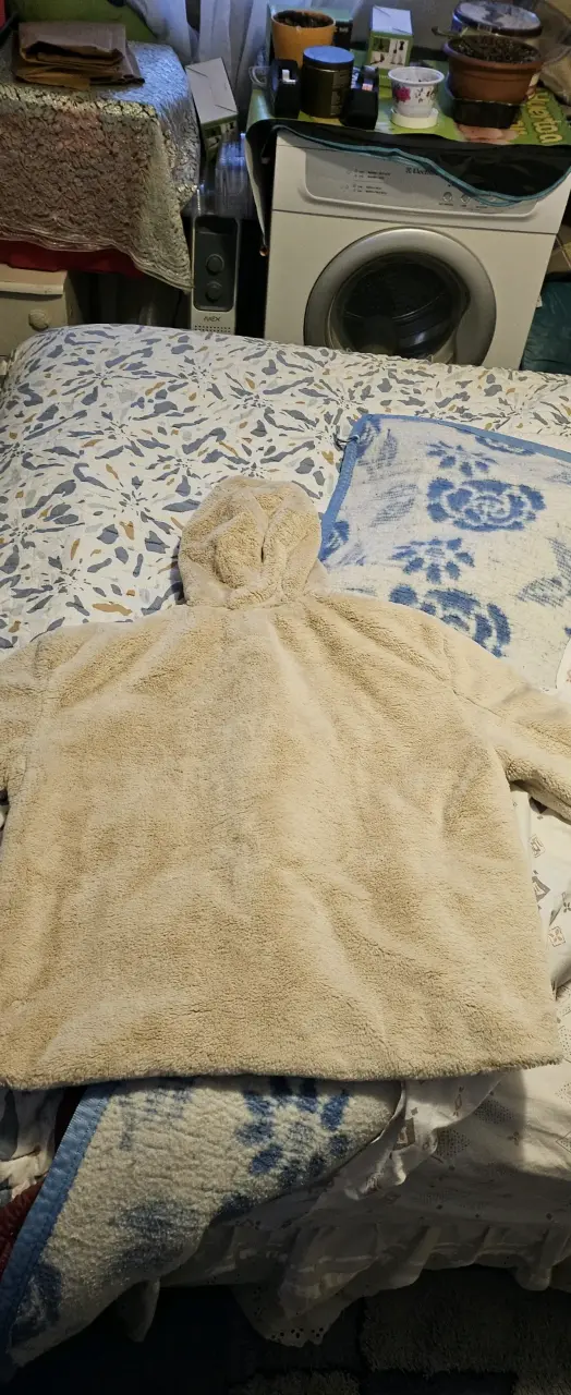 Chaqueta de felpa beige con capucha - 1