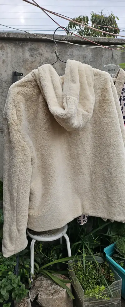 Chaqueta de felpa beige con capucha - miniatura 4