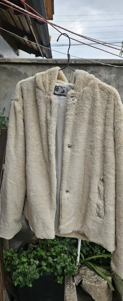 Chaqueta de felpa beige con capucha - miniatura 5