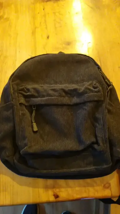 Mochila negra de tela con bolsillo frontal - miniatura 1
