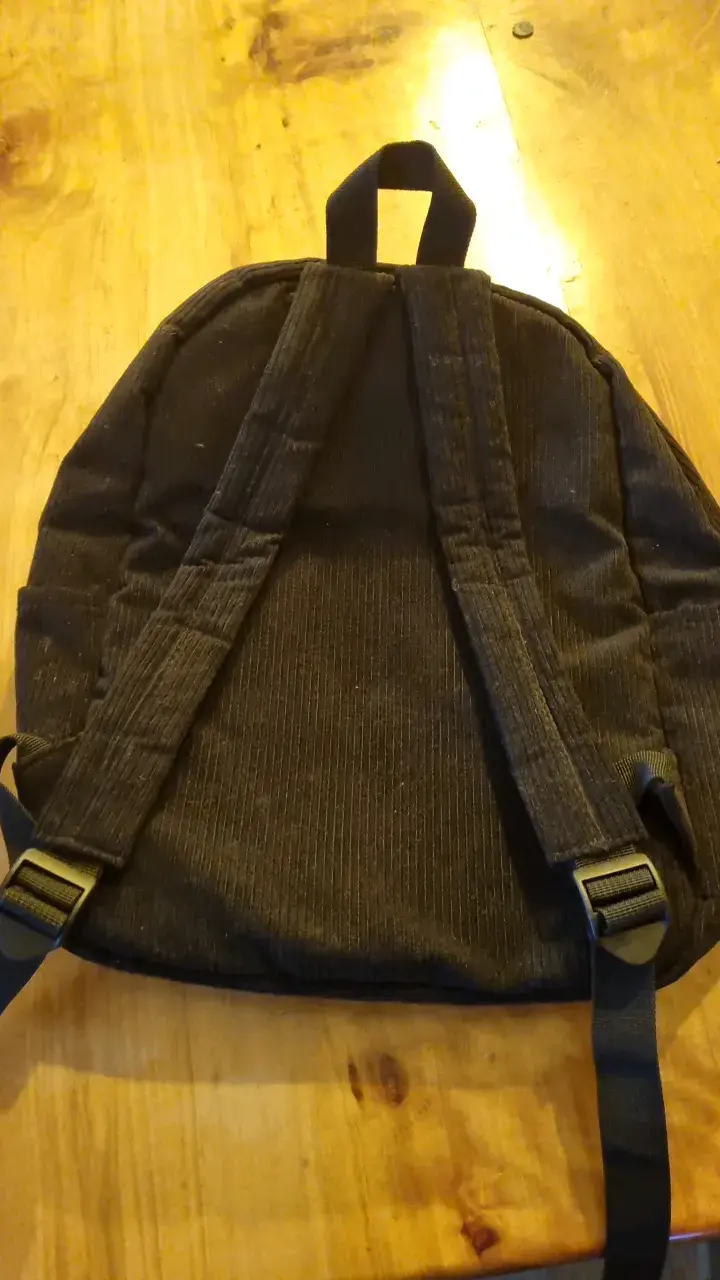 Mochila negra de tela con bolsillo frontal - 2