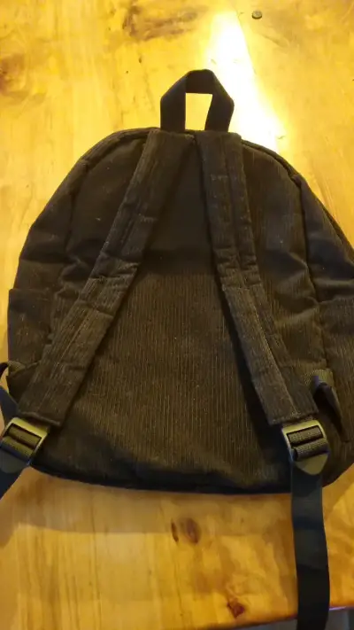 Mochila negra de tela con bolsillo frontal - miniatura 2