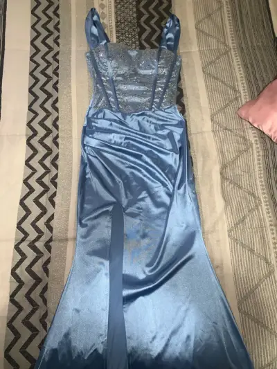 Vestido de gala azul con lentejuelas - miniatura 2