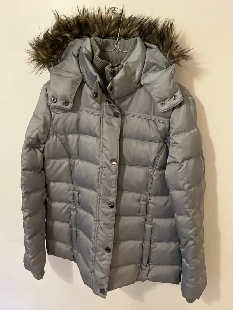Chaqueta acolchada gris con capucha - 1
