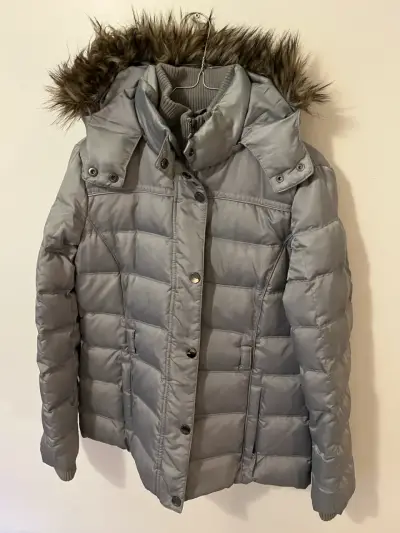 Chaqueta acolchada gris con capucha - miniatura 1