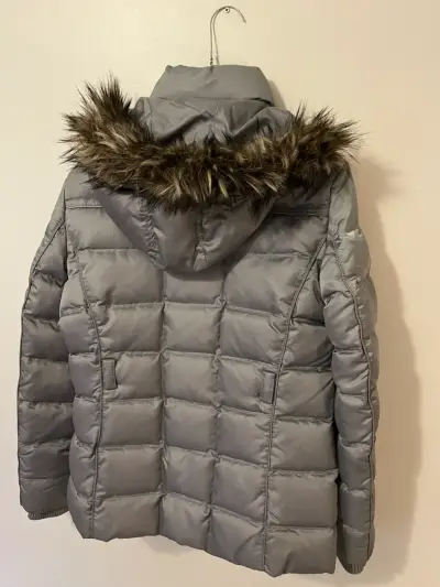 Chaqueta acolchada gris con capucha - miniatura 2