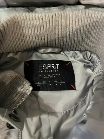 Chaqueta acolchada gris con capucha - miniatura 3