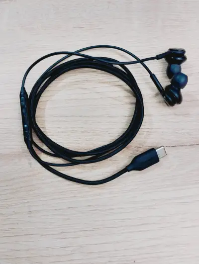 Auriculares Samsung con cable USB-C negros - miniatura 1