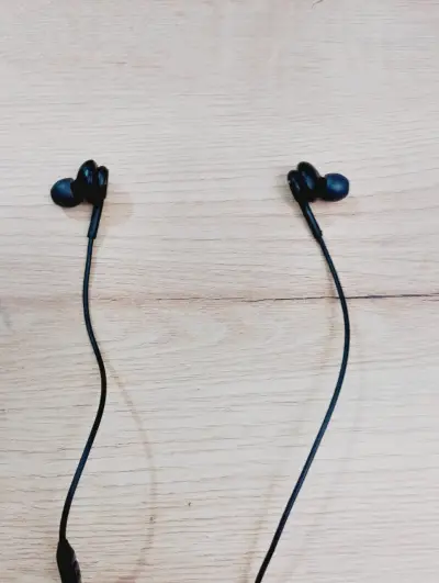 Auriculares Samsung con cable USB-C negros - miniatura 2