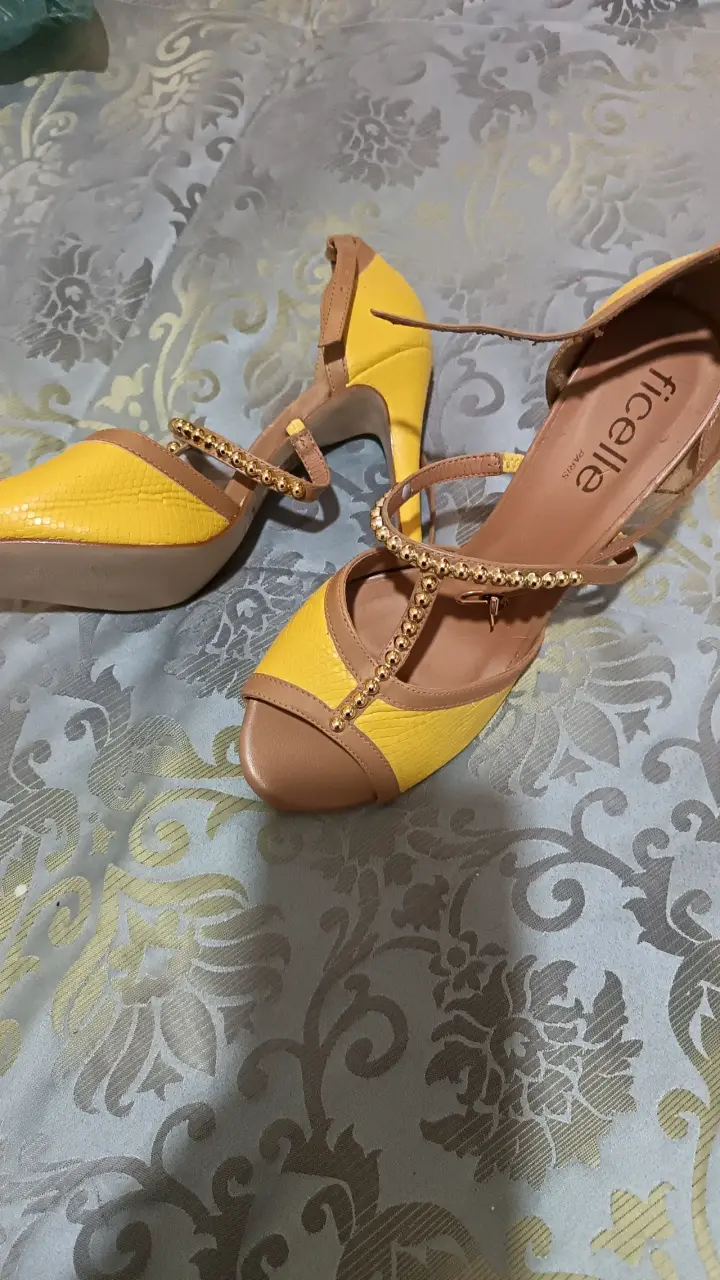 Tacones amarillos con detalles dorados Ficelle