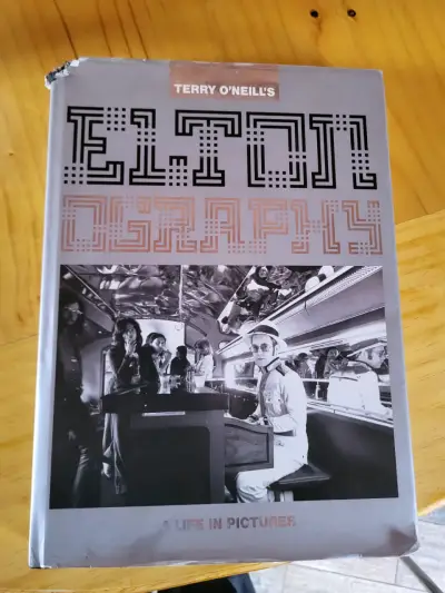Libro 'Eltonography' de Terry O'Neill - miniatura 1
