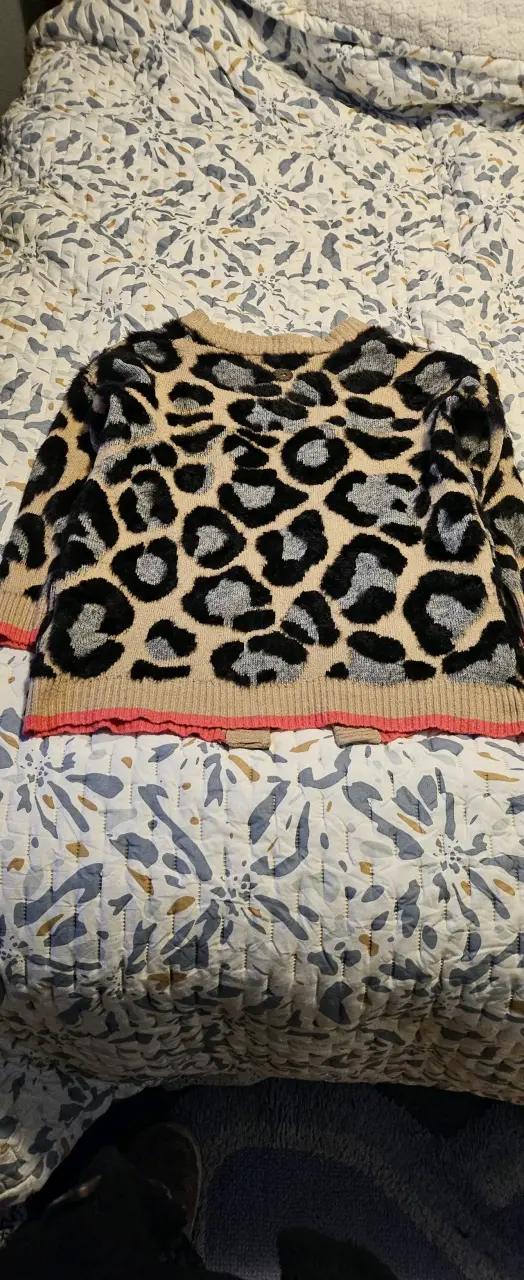 Suéter de leopardo con detalles rosados - 1