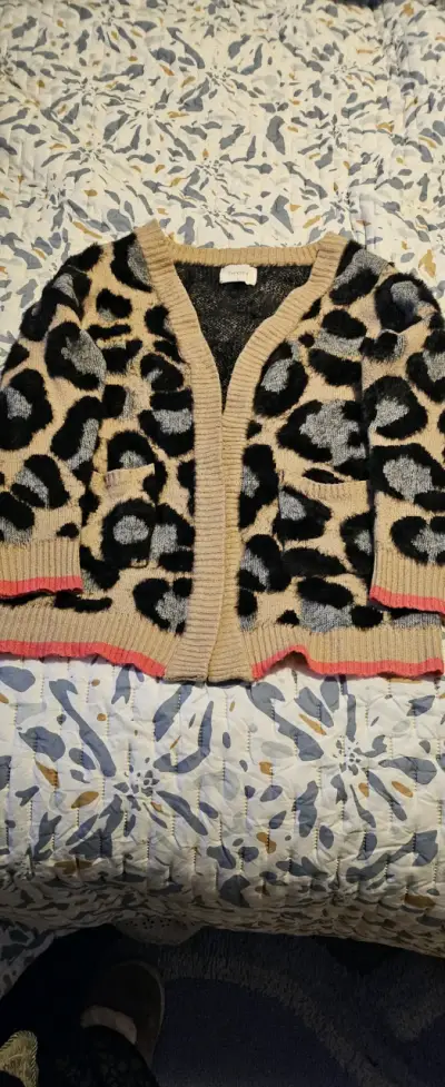 Suéter de leopardo con detalles rosados - miniatura 2