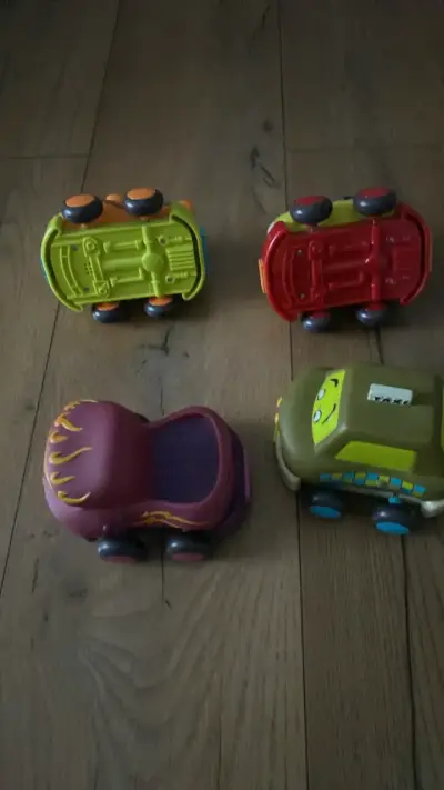 Set de 4 autos a fricción marca B Toys - miniatura 1