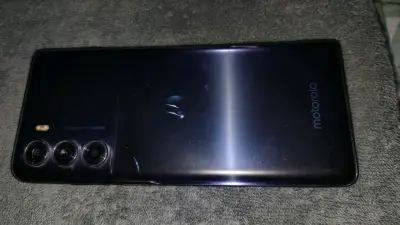 Smartphone Motorola con triple cámara trasera - miniatura 1