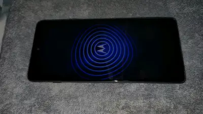 Smartphone Motorola con triple cámara trasera - miniatura 2