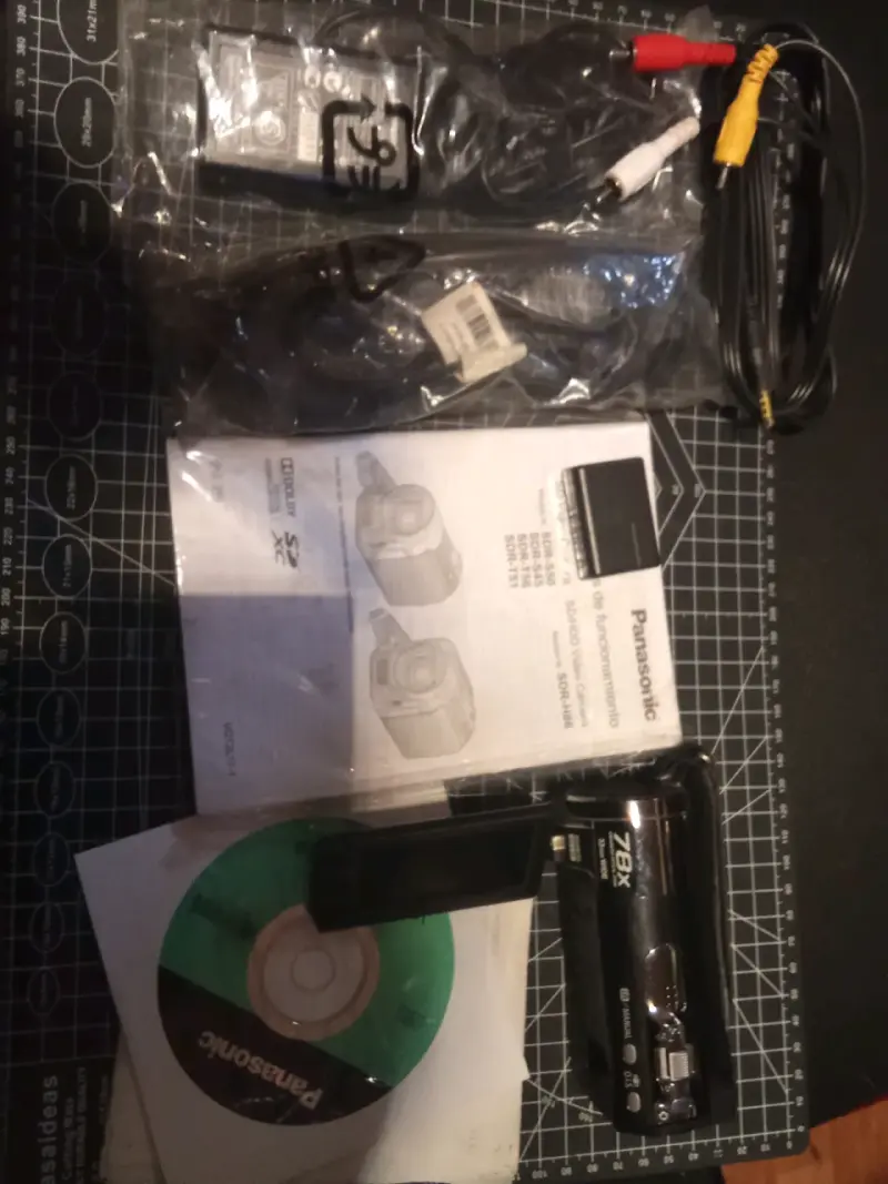 Videocámara Panasonic SDR-T51 con todos sus acceso - 1