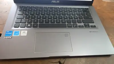 Notebook ASUS con pantalla de 15 pulgadas - miniatura 2