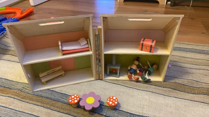 Casa de muñecas de madera con accesorios - 1