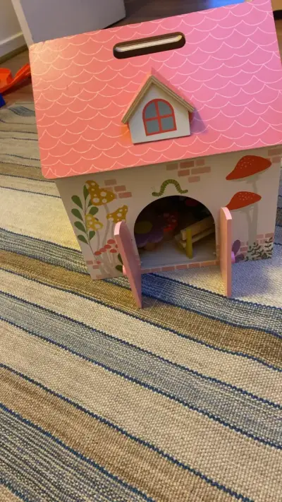 Casa de muñecas de madera con accesorios - miniatura 3