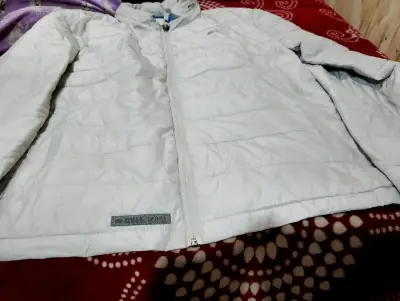 Chaqueta acolchada blanca para invierno - miniatura 1